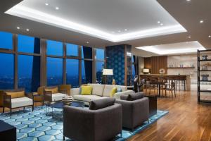 فندق ماريوت اسطنبول شيشلي في إسطنبول: غرفة معيشة مع أريكة وطاولة
