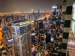 Blick auf die Stadt in der Nacht in der Unterkunft Hawana Premium Hostel in Dubai