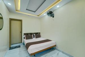 1 dormitorio con cama y techo en Collection O Hotel Park City, en Patna