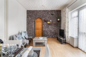 Seating area sa Livestay-Affordable 2-Bed House in Luton