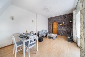 a dining room with a table and chairs in a room at Livestay-Affordable 2-Bed House in Luton in Luton