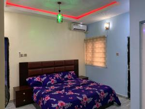 ein Schlafzimmer mit einem Bett mit einer lila Bettdecke in der Unterkunft De APARTMENT 