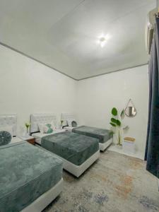 Säng eller sängar i ett rum på Lorent Hostel Near Padang Beach