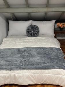 Säng eller sängar i ett rum på Lorent Hostel Near Padang Beach