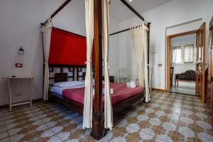 ナポリにあるNapoli Centrale di Fabio e Veronica LTのベッドルーム(天蓋付きベッド1台付)