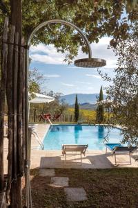 una piscina con una mesa y un banco al lado en Casamaggio, en San Donato in Collina