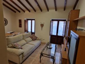 sala de estar con sofá y mesa en AIRAM Home MENDIZABAL, en Almansa