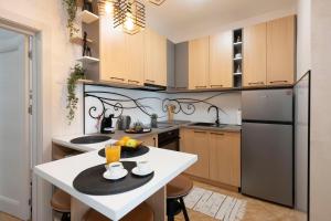 Kuchyň nebo kuchyňský kout v ubytování 1-bedroom apartment near airport