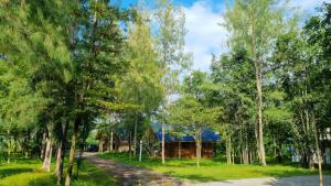 una casa en medio de un bosque en The Golden View Resort สวนผึ้ง, en Suan Phueng