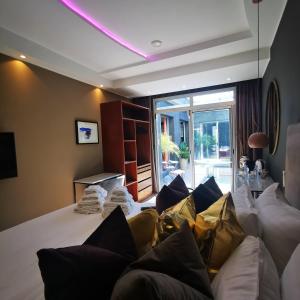 una camera d'albergo con un grande letto con cuscini di Hill Valley Asilah - Luxury Living & Boutique Hotel a Asilah
