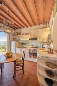 eine Küche mit einem Tisch und einem Esszimmer in der Unterkunft Casamaggio in San Donato in Collina