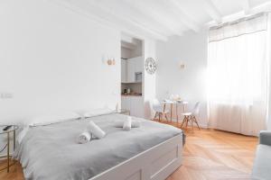 A bed or beds in a room at Milan Stay - Alzaia Naviglio Grande