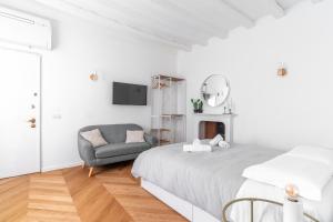 A bed or beds in a room at Milan Stay - Alzaia Naviglio Grande