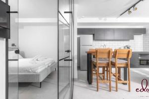 a kitchen and dining room with a table and chairs at דירת חדר שינה וסלון 50 מטר מהים - By Edomlux in Eilat