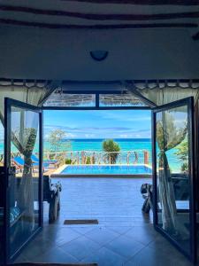 una camera a pianta aperta con vista sull'oceano di Zi Villa Beach Cottage a Matemwe