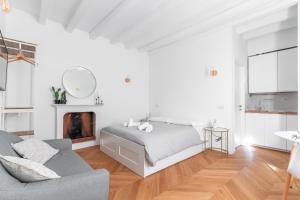 A bed or beds in a room at Milan Stay - Alzaia Naviglio Grande