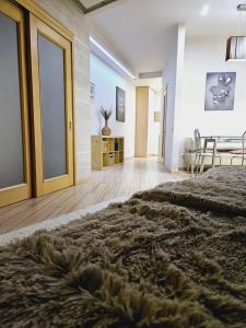 ein Schlafzimmer mit einem großen braunen Teppich auf dem Boden in der Unterkunft Most City Kos in Dnipro
