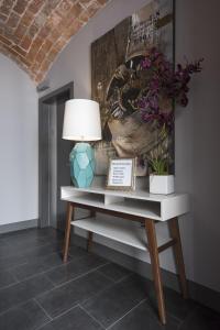 a table with a lamp on it in a room at Hostal Emeritae in Mérida