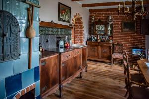 una cucina con bancone e muro di mattoni di Dawny Dom a Płoty