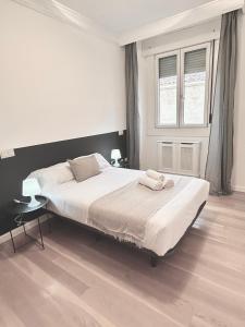 Un dormitorio con una cama grande y una ventana en PdV rooms, en Madrid