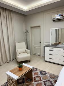sala de estar con silla y cómoda en شقة في حي الروضة الراقي en Yeda