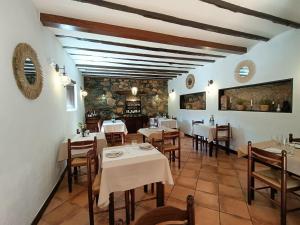 un restaurante con mesas y sillas en una habitación en Tamahuche Hotel Rural, en Vallehermoso