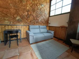 a living room with a couch and a table at Tamahuche Hotel Rural in Vallehermoso
