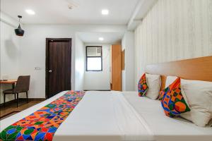 Postel nebo postele na pokoji v ubytování FabHotel Moro Rohini Sector 11 + 22 fotografií