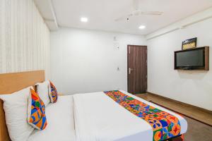 Postel nebo postele na pokoji v ubytování FabHotel Moro Rohini Sector 11