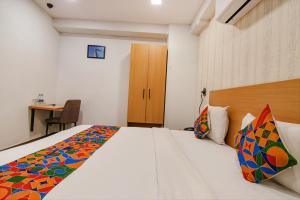 Postel nebo postele na pokoji v ubytování FabHotel Moro Rohini Sector 11