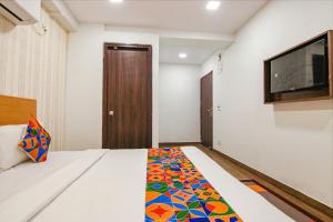 Postel nebo postele na pokoji v ubytování FabHotel Moro Rohini Sector 11
