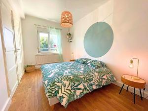 a bedroom with a bed and a table and a window at Promenade de la Digue in Verdun-sur-Meuse