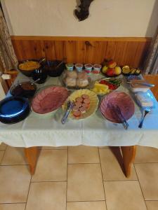 ロキトニツェ・ナト・イゼロウにあるChalupa U studánkyの食器を盛り付けたテーブル