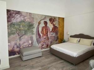 ein Schlafzimmer mit einem großen Gemälde an der Wand in der Unterkunft Soggiorno tra storia e design - la Domus in Ercolano