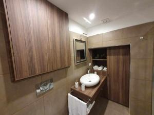 ein Bad mit einem Waschbecken und einem Spiegel in der Unterkunft Soggiorno tra storia e design la Domus in Ercolano
