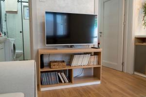 TV a/nebo společenská místnost v ubytování 1-bedroom apartment near airport