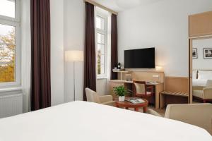 Telewizja i/lub zestaw kina domowego w obiekcie Harvey Spa Hotel