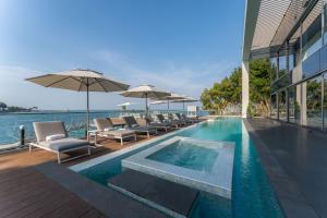 Bazén v ubytování Nurai Water Villa By Luxury Explorers Collection nebo v jeho okolí