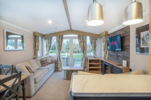TV a/nebo společenská místnost v ubytování Luxury 8 Berth-Wheelchair Access
