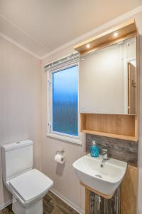 Koupelna v ubytování Luxury 8 Berth-Wheelchair Access + 7 fotografií