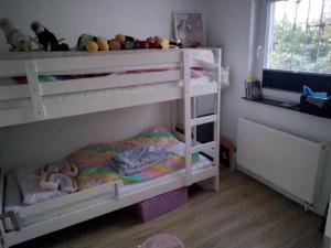 - une chambre pour enfants avec 2 lits superposés et une télévision dans l'établissement Herrmannsruh - b45555, à Neustadt in Holstein