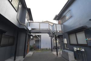 an alley with a walkway between two buildings at 【Hotel Futaba HeightsC】good access, up to 5 guests in Tokyo