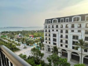 uma vista a partir de uma varanda de um edifício em Elite Hotel em Ha Long