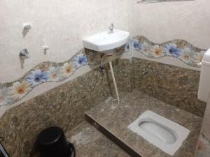 a bathroom with a sink and a toilet at Bhanwar Villa Guest House in Pāl