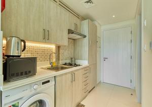 Nhà bếp/bếp nhỏ tại First Class Apartments in Seven Palm with direct Access to the West Palm Beach and Nakheel Mall