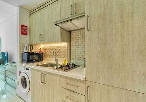 Nhà bếp/bếp nhỏ tại First Class Apartments in Seven Palm with direct Access to the West Palm Beach and Nakheel Mall