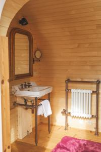 a bathroom with a sink and a mirror at Les Pins de César - La campagne d'Etretat in Saint-Jouin-Bruneval