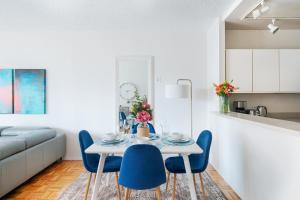 紐約的住宿－Beautiful 1 BR Apartment in Columbus Avenue，一间带桌子和蓝色椅子的用餐室