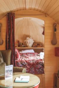 um pequeno quarto com uma cama numa casa em Les Pins de César - La campagne d'Etretat em Saint-Jouin-Bruneval