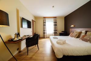 TV a/nebo společenská místnost v ubytování Hotel Les Jardins De La Molignée